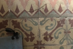 Arrambador acolorit pertanyent a la primera casa.