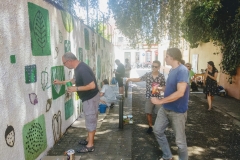 Darrer diumenge de juny. Uns retocs en el mural de l'alzina.