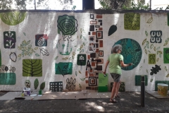 Darrer diumenge de juny. Retocs en el mural de l'alzina.