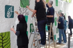 Els membres del col·lectiu, en plena jornada de pintura.