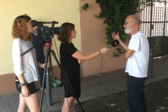 Els nostres portaveus parlen amb BTV-Gràcia sota l'alzina.