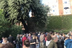 Una de les primeres trobades dels veïns i veïnes sota l'alzina.