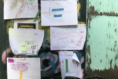 Dibuixos dels nens i nenes, que tampoc volen que es talli l’alzina.