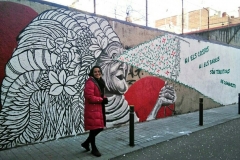 Juliana del Lama posa davant del seu mural.