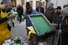 Jornada d'estampació de bosses i samarretes, — Pantalla de serigrafia gentilesa de PrintWorkers Barcelona