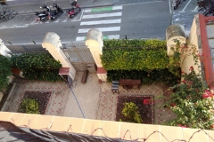 L'entrada d'Encarnació, després de netejar-la de runa.