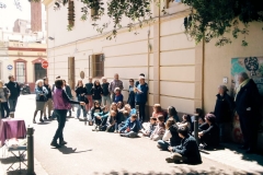 Màgia amb la Glòria Roig sota l'alzina.