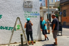 No ens cansem de convidar els veïns del barri a les assemblees sota l'alzina.