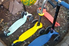 Parking de patinets durant una activitat infantil.