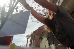 3 de març. Penjada de dibuixos i fotos de l'alzina als carrers del voltant.