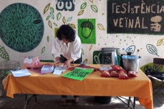 Si hi ha activitat sota l'alzina, la taula del vermut no falla.