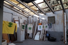Taller d'estampació del logo al garatge d'Encarnació 13 — Pantalla de serigrafia gentilesa de PrintWorkers Barcelona