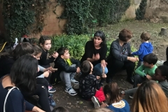 Activitat amb els infants, sota l'alzina.